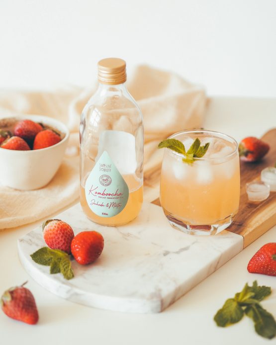 Kombucha jahoda a máta ve skleničce jahody letní drink osvěžení probiotika probiotický nápoj perlivý