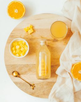 Kombucha mango maca na prkénku dřevěném kedokare drink probiotika