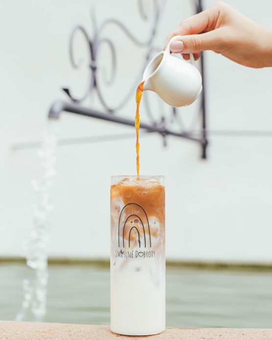 Tumbler sklenice na smoothie s nerezovým brčkem vyrobeno v ČR nalévání kávy