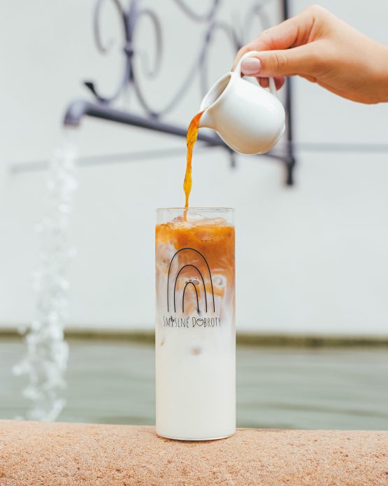 Tumbler sklenice na smoothie s nerezovým brčkem vyrobeno v ČR nalévání kávy